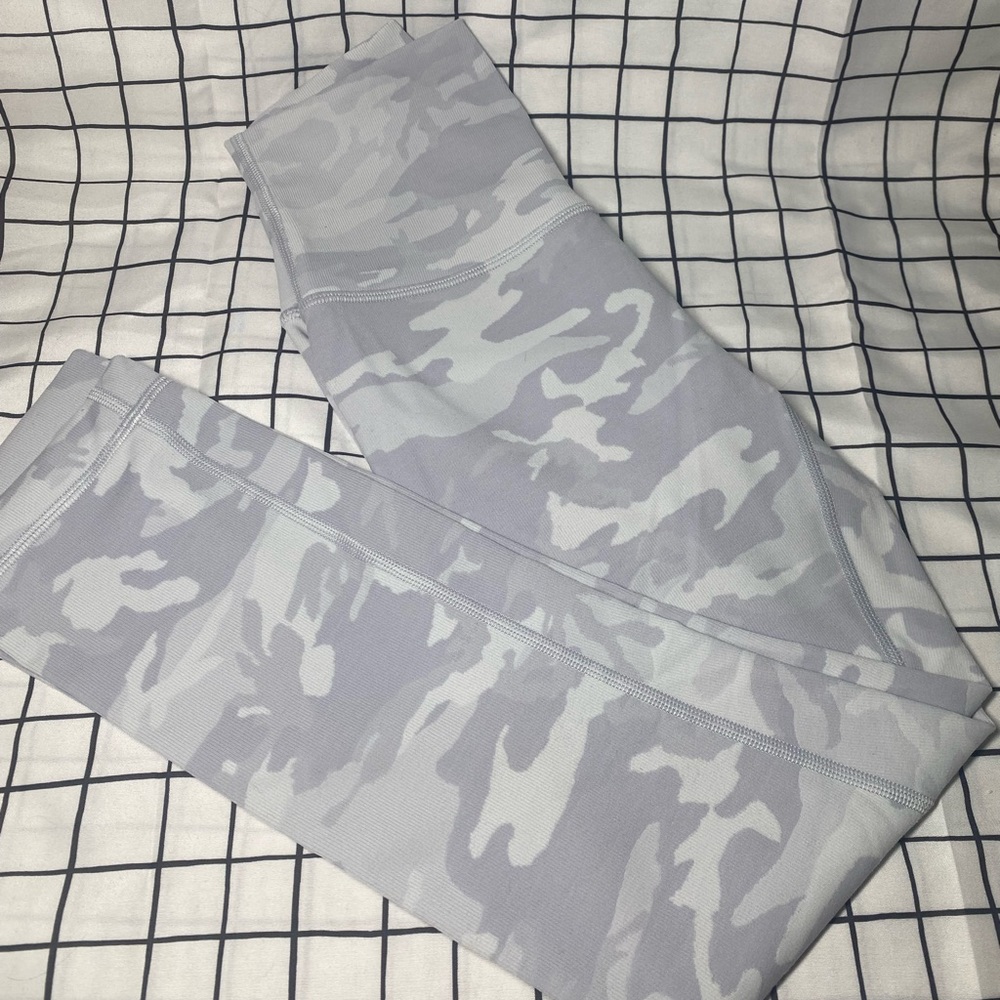 *LIKE NEW* LULULEMON WUNDER UNDER HIGH RISE CROP 21”